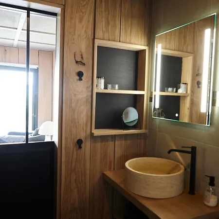Domaine Aari Ona Bed and Breakfast 4*